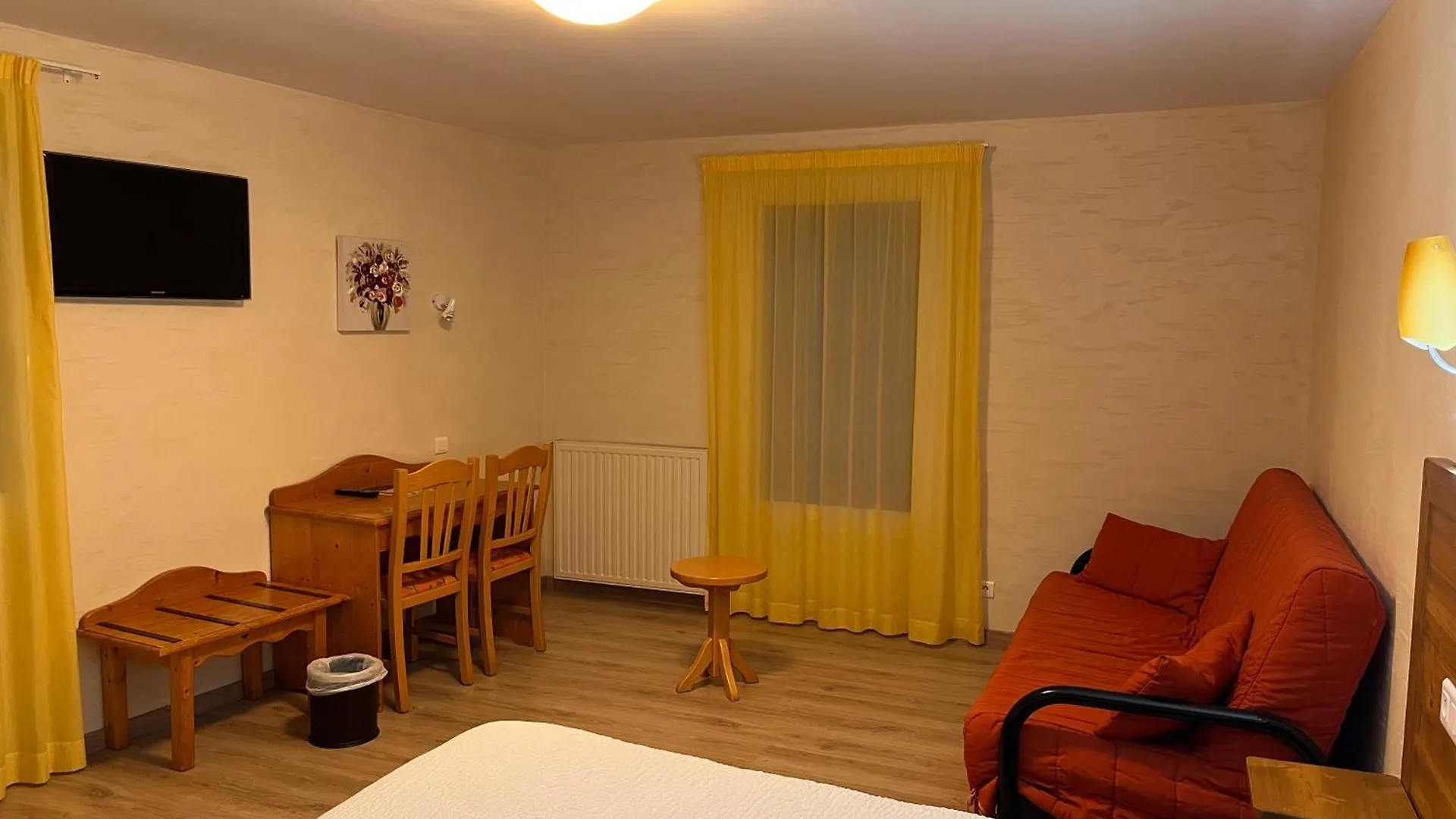 Logis Hotel Spa Restaurant Le Provence Lanarce
