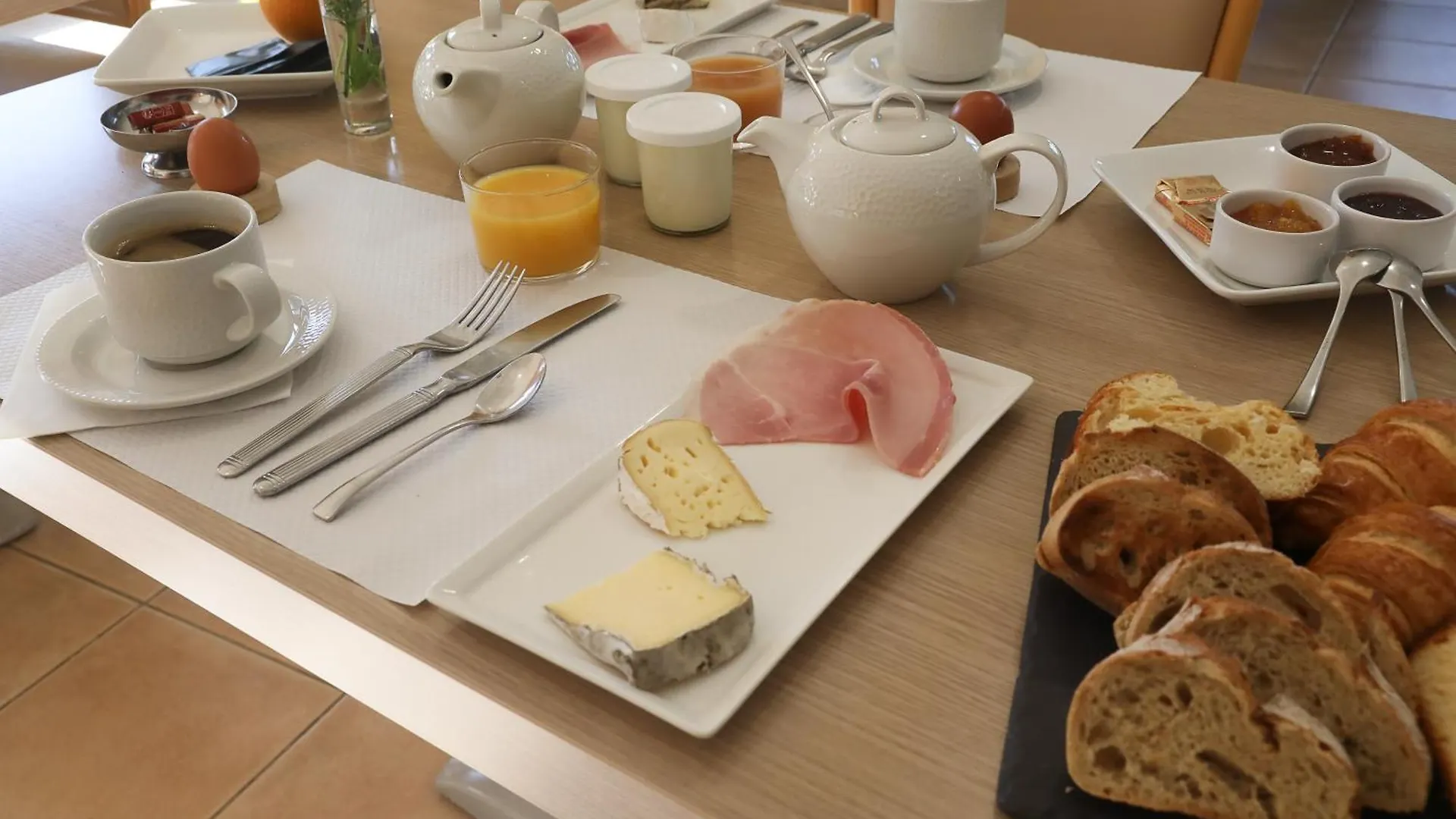 Logis Hotel Spa Restaurant Le Provence Lanarce 3*,