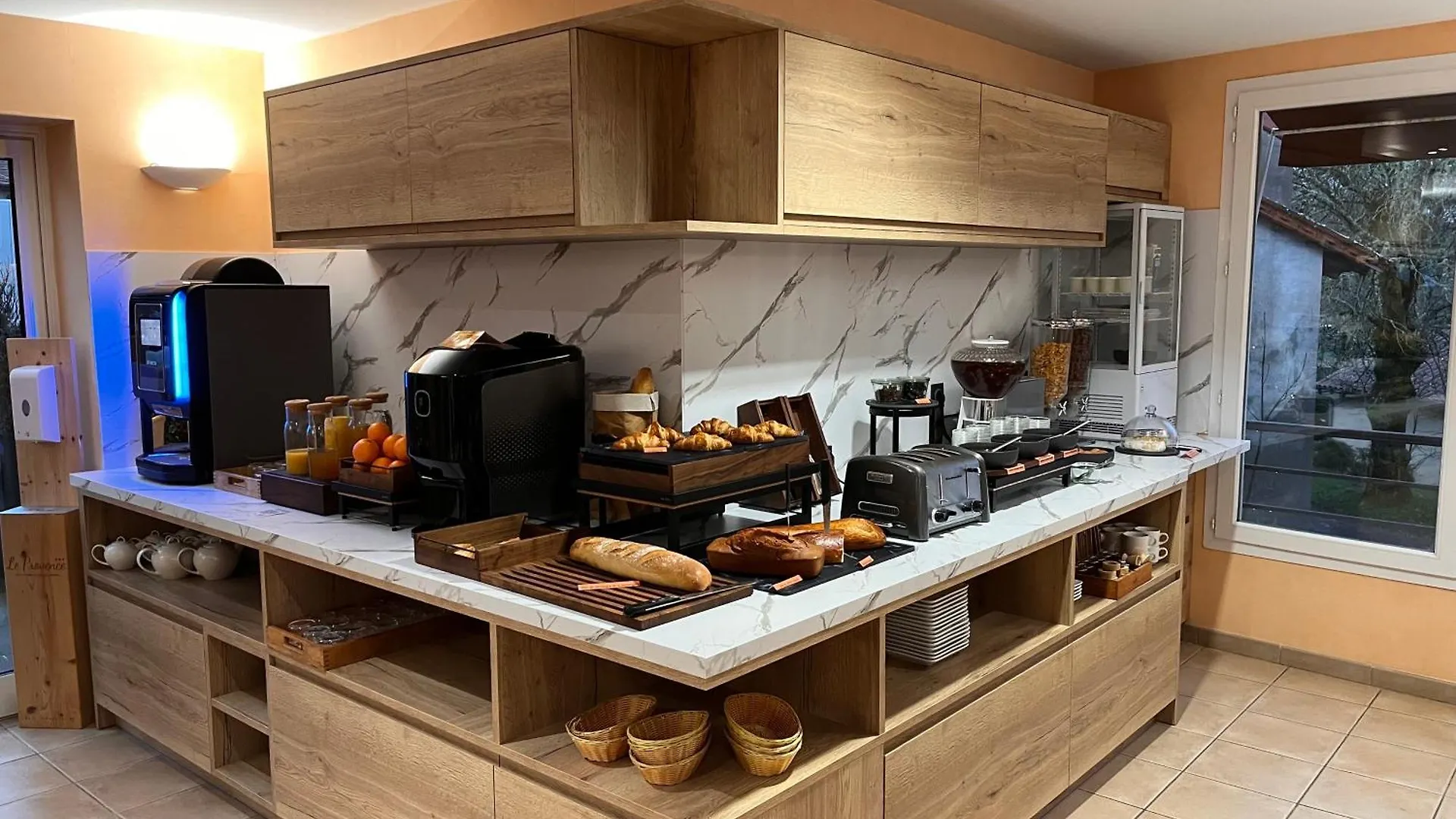 Logis Hotel Spa Restaurant Le Provence Lanarce